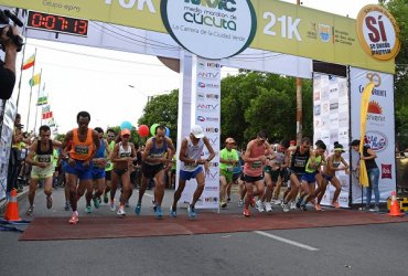 Sandra Rosas y Jeison Suarez se llevan el título de la primera edición de la Media Maratón de Cúcuta