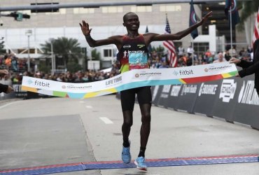 Ezekiel Kipsang de Kenia se queda con el título de la Maratón de Miami