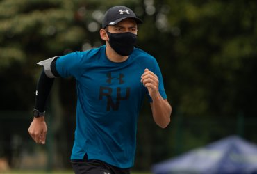 Atleta colombiano intenta completar 3400 kilómetros para recaudar fondos durante la pandemia