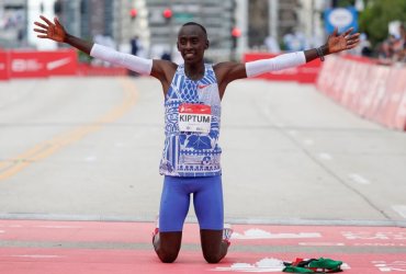 Kelvin Kiptum rompe el récord mundial de maratón en Chicago