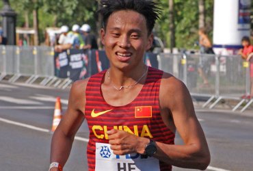 El Medio Maratón de Beijing investiga su llegada después de que tres atletas dejaron ganar a un corredor chino